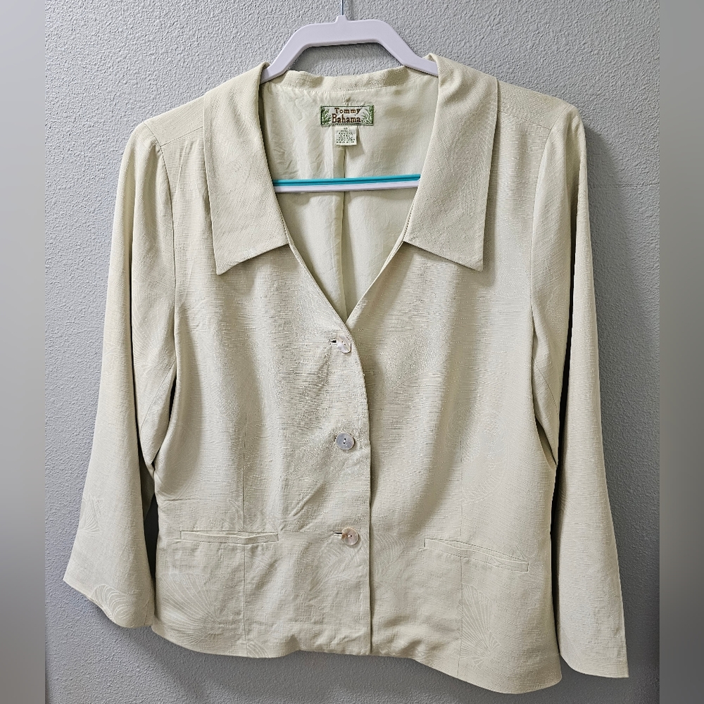 TOMMY BAHAMA 100% silk size 10  short V neck button down jacket.